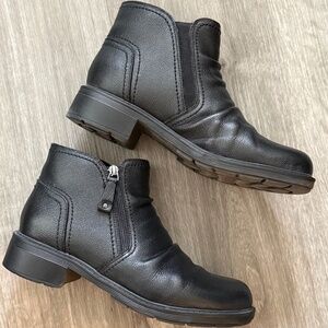 Clarks Women's Hearth Dove Leather Ruched Booties - 9.5 US size